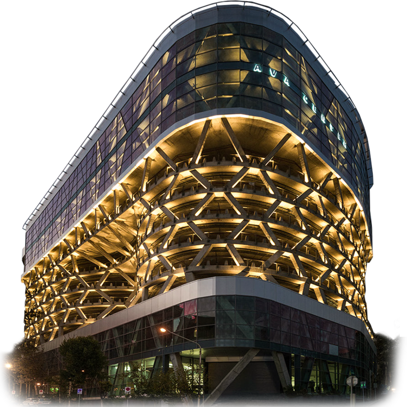 ساختمانی با چراغ های زیادی در شب