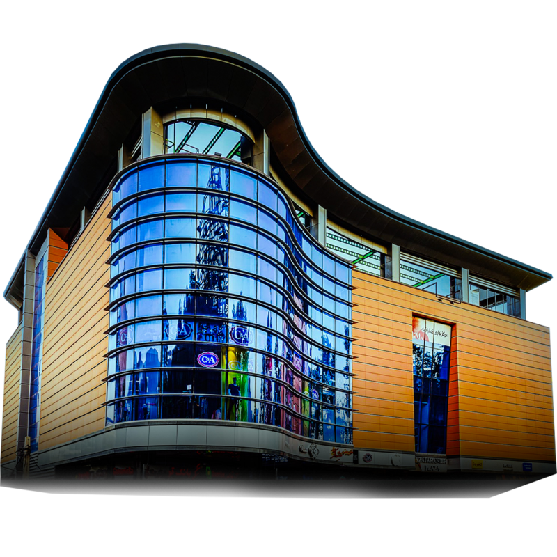 نمایی از ساختمانی که ساعت در جلوی آن قرار دارد