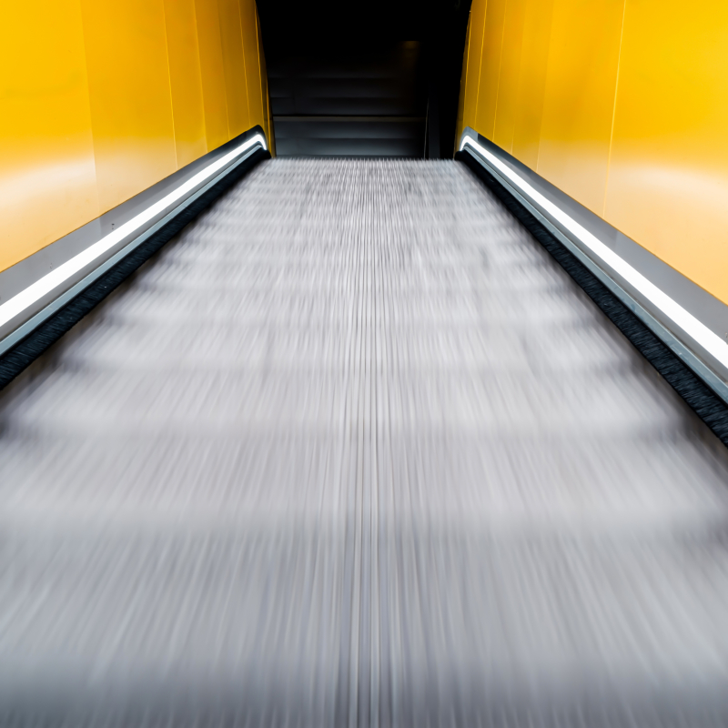 یک دیوار زرد و یک کف سیاه در مترو وجود دارد