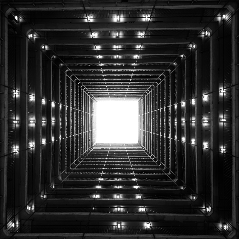 عکس سیاه و سفید از نوری در انتهای تونل