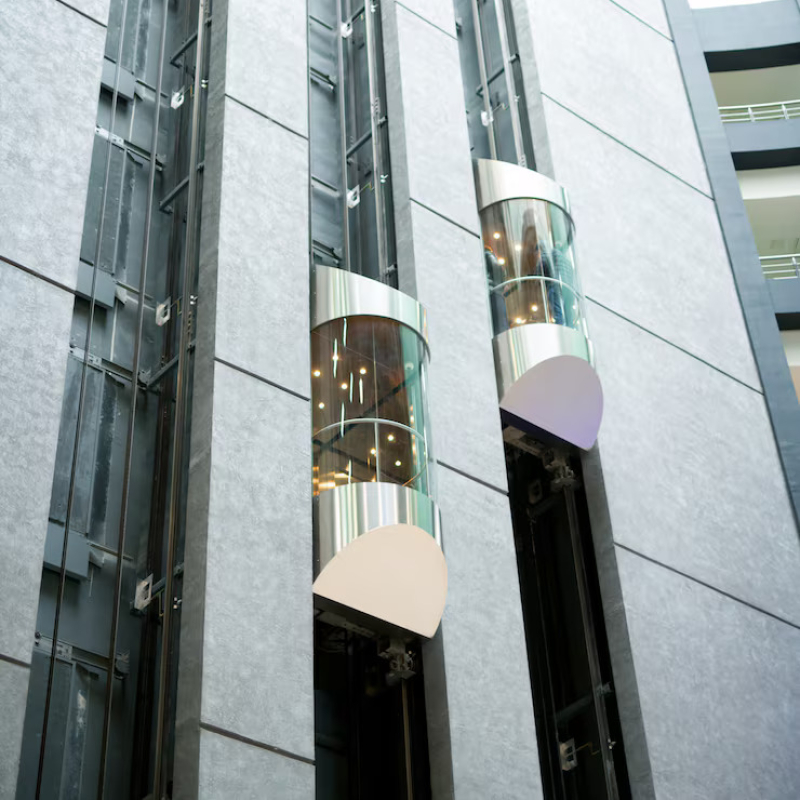 ساختمان های بلند با پنجره های شیشه ای و چراغ راهنمایی