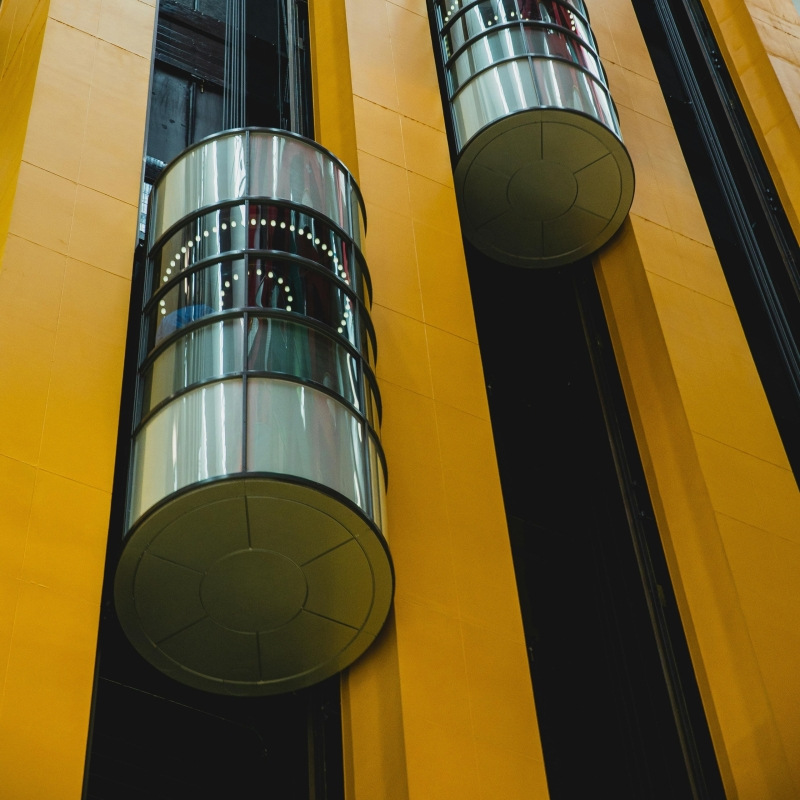 در یک ساختمان دو آسانسور وجود دارد که روی هر کدام یک ساعت وجود دارد