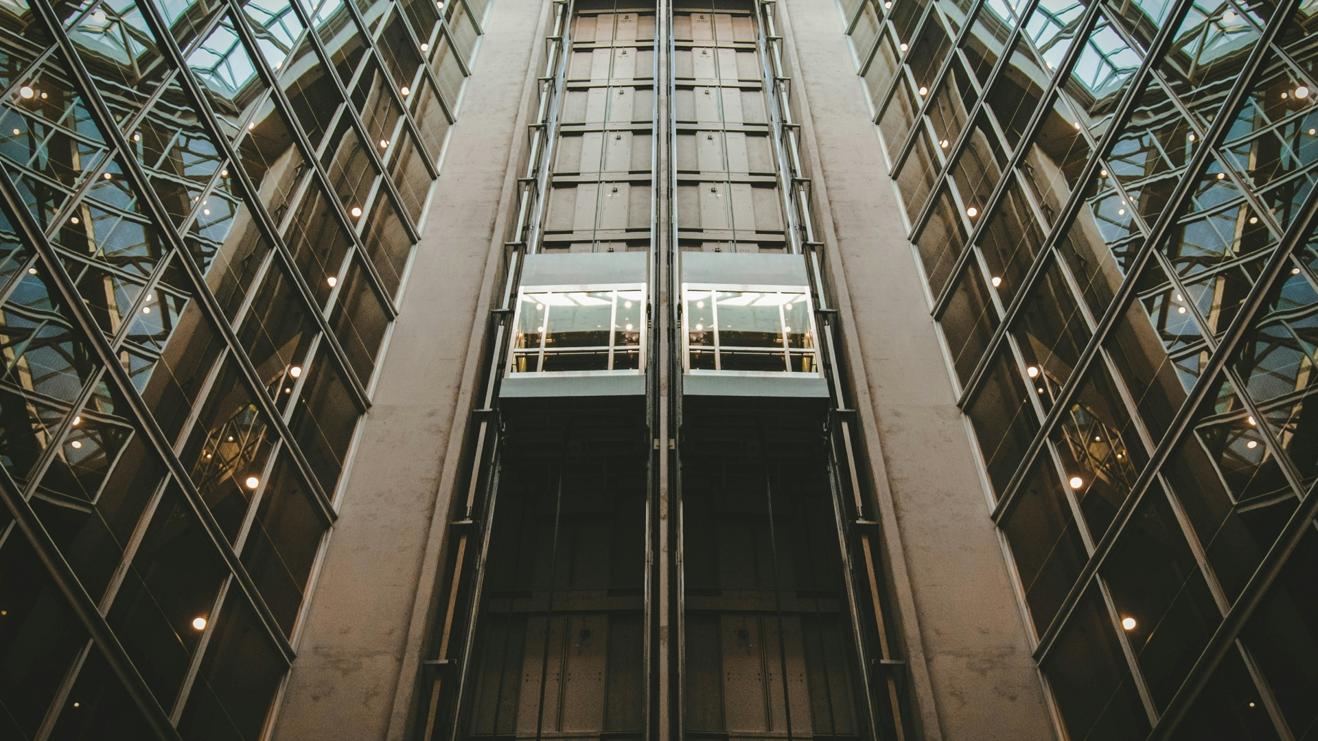 نمایی از یک ساختمان با سقف شیشه ای و نورگیر