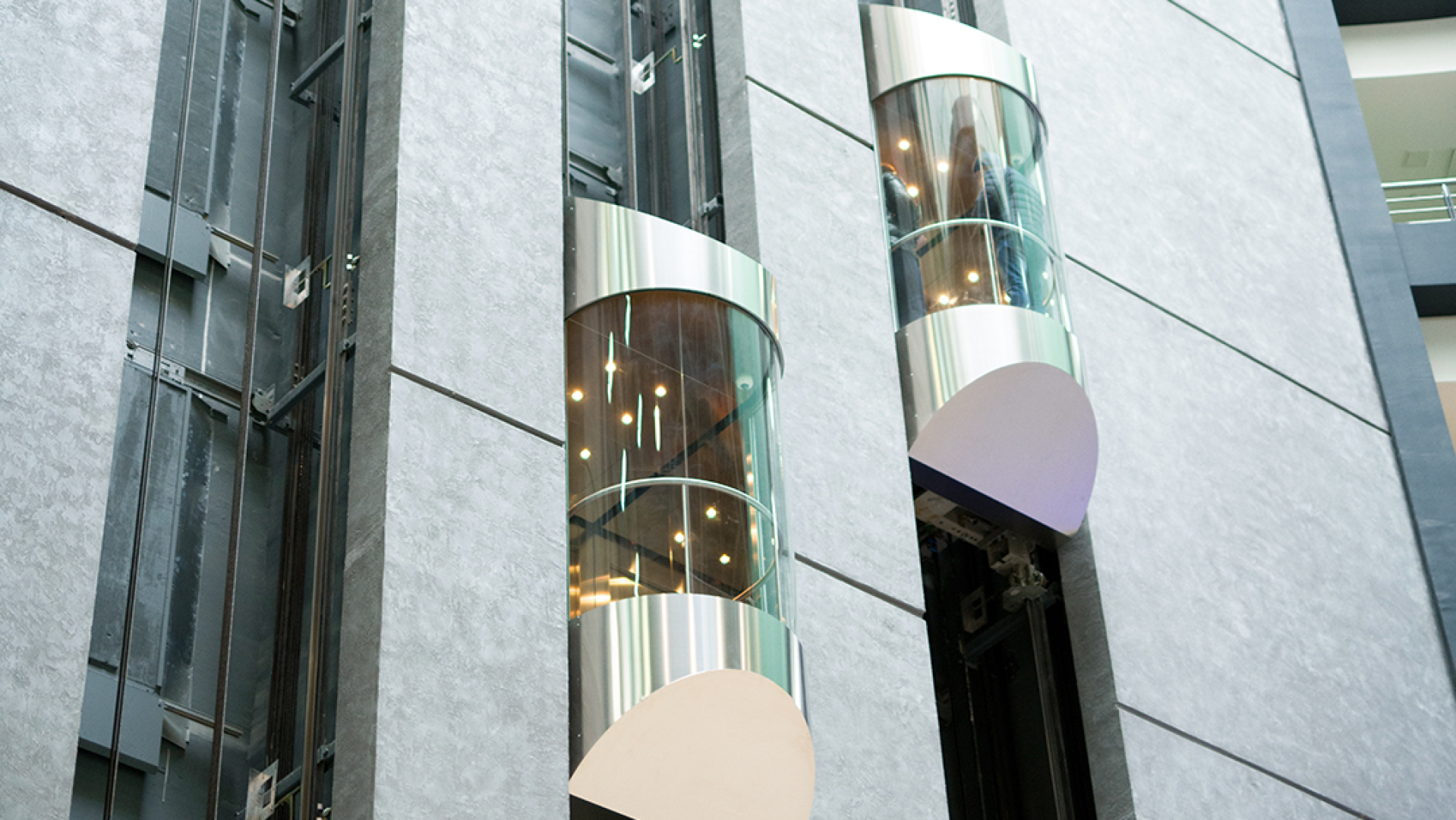 آراف هایی از ساختمان های بلند با پنجره های شیشه ای و ساعتی در بیرون