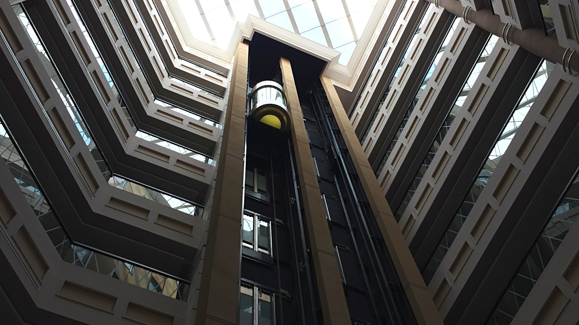 نمایی از ساختمانی با نورگیر در وسط