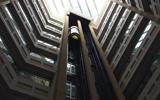 نمایی از ساختمانی با نورگیر در وسط