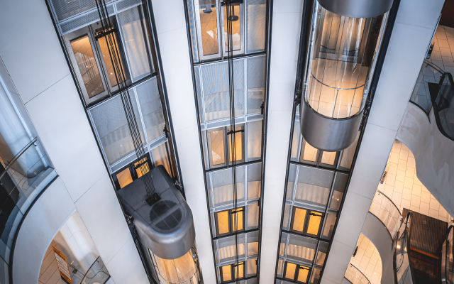 نمایی از ساختمانی با یک ماشین در وسط آن