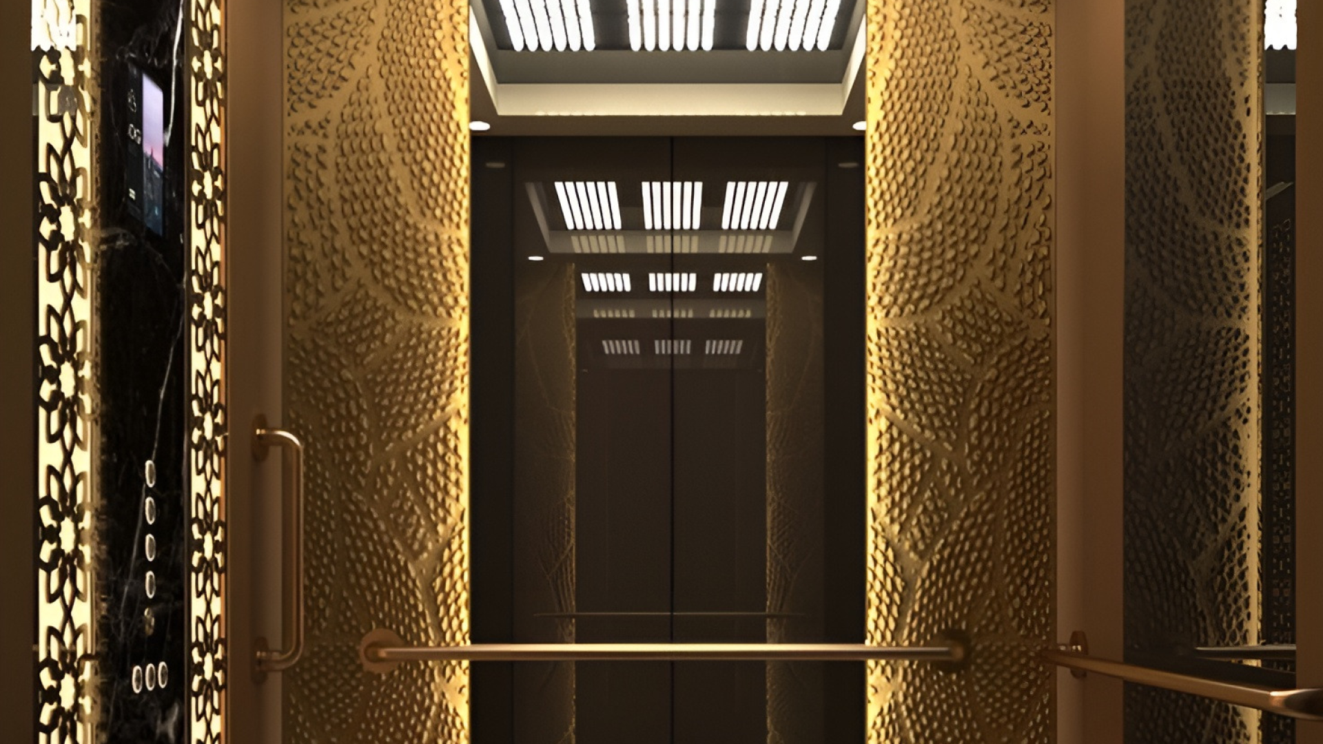 یک آسانسور بزرگ با طرح تزئینی در کف وجود دارد