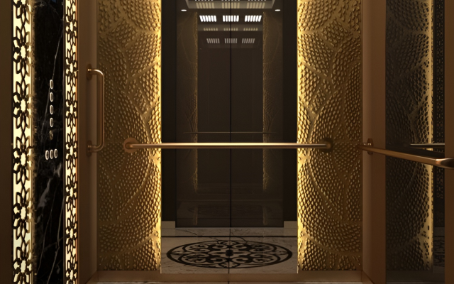 یک آسانسور بزرگ با طرح تزئینی در کف وجود دارد