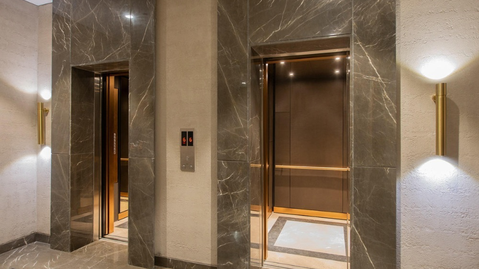 در ساختمانی با کف کاشی کاری شده دو آسانسور وجود دارد