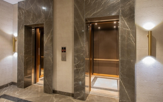 در ساختمانی با کف کاشی کاری شده دو آسانسور وجود دارد